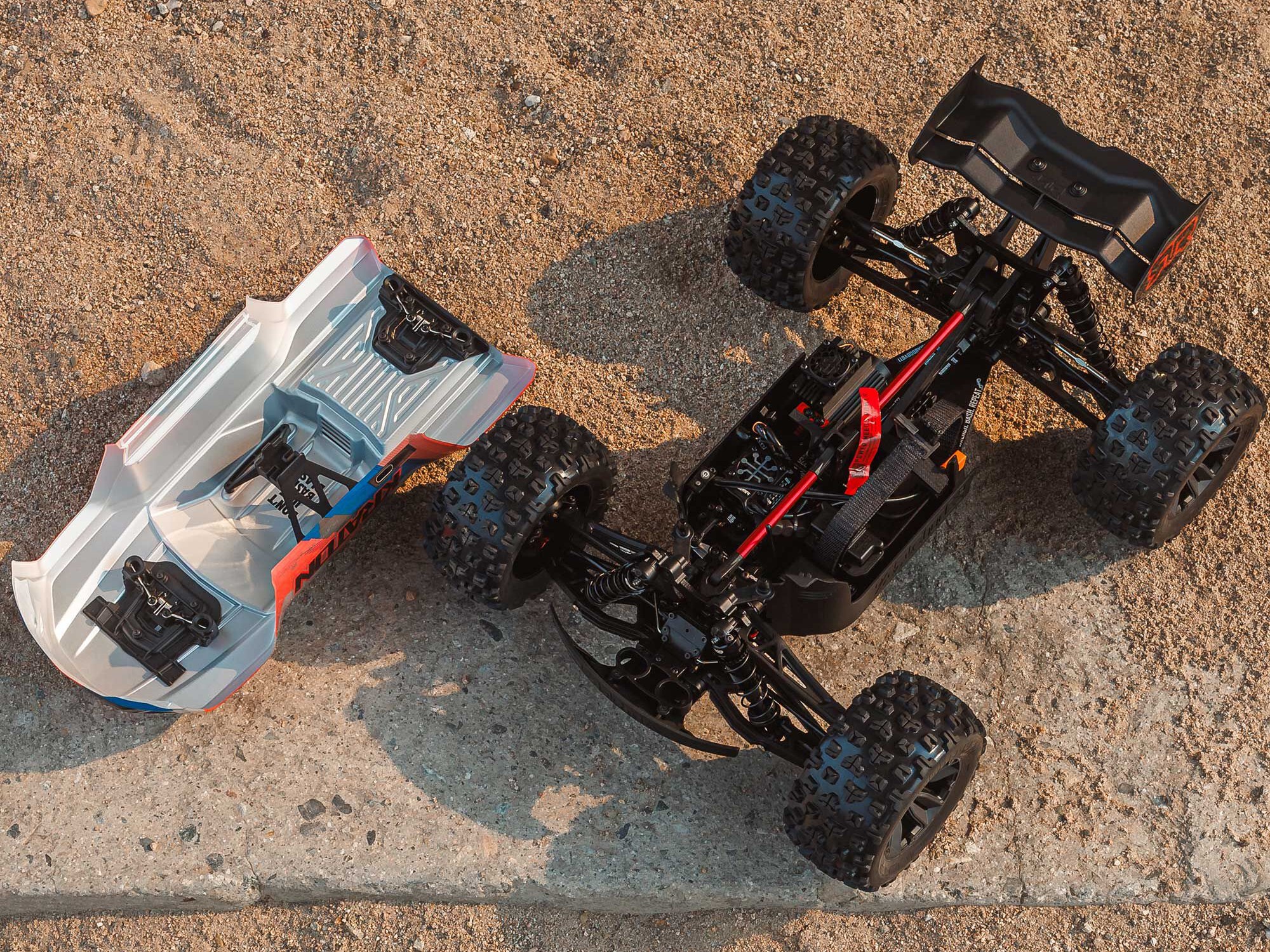 1/8 KRATON 6S V6 4X4 BLX Speed Monster Truck RTR Blue/Red-12
