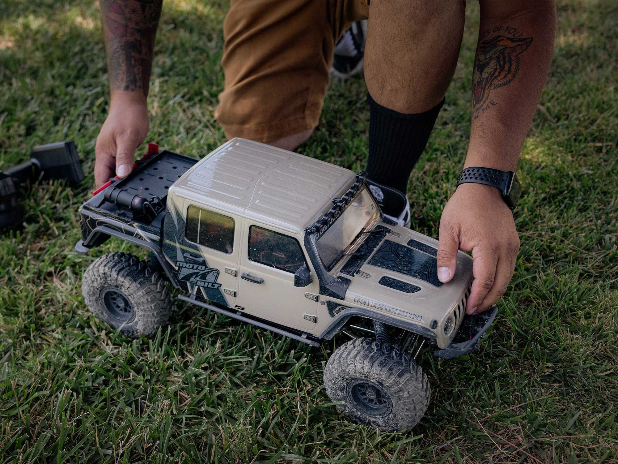 1/10 SCX10 III Motobilt Waypoint Jeep JT Gladiator 4X4 RTR-38
