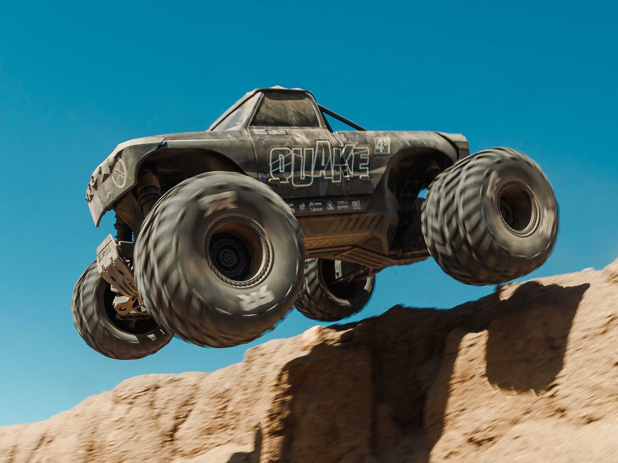 1/8 QUAKE 4S DSC 4X4 RTR Monter Truck, LE Black/Pearl-24