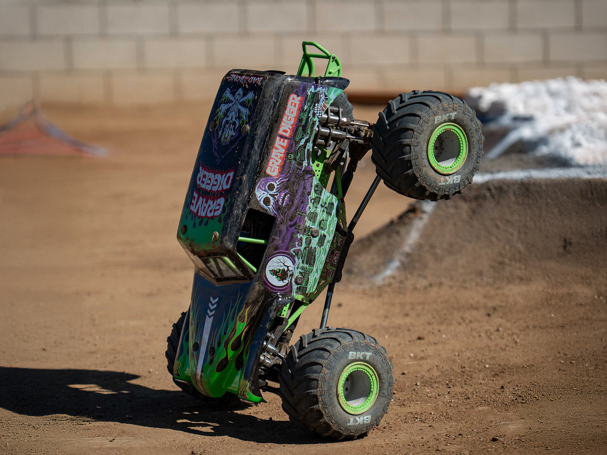 Losi 1/8 LMT 2.0 Grave Digger 4X4 Solid Axle Monster Truck RTR-6