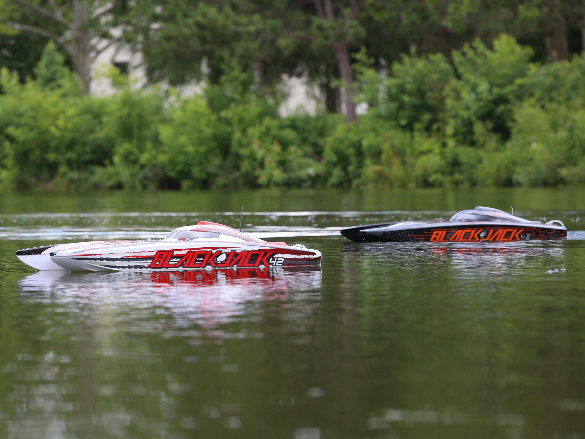 Blackjack 42" 8S Brushless Catamaran RTR: Black/Orange-23