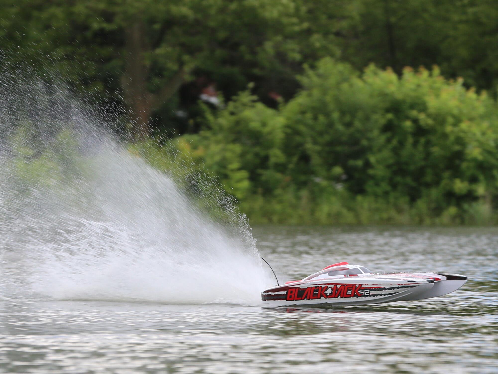 Blackjack 42" 8S Brushless Catamaran RTR: White/Red-21