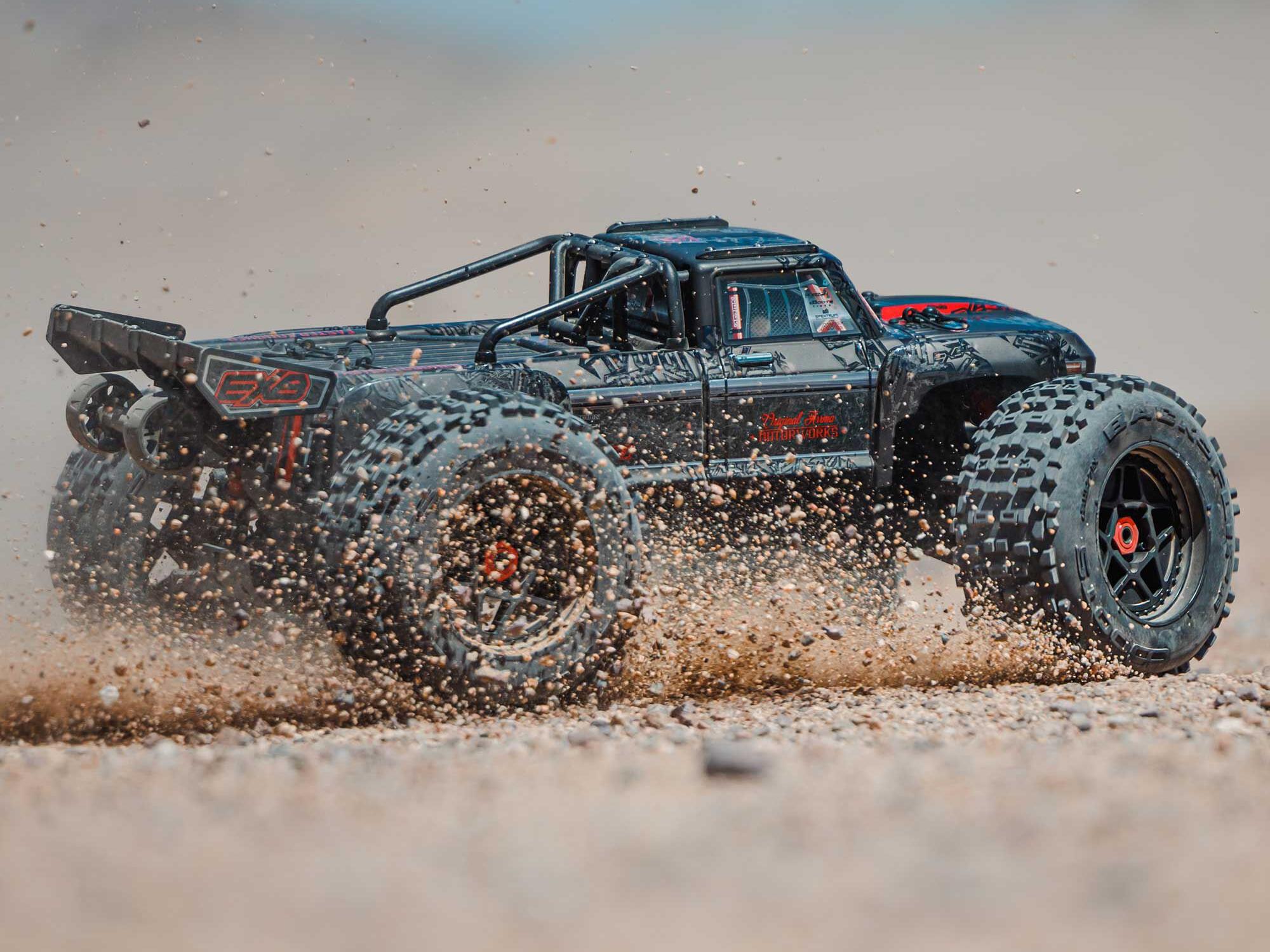 Arrma 1/5 Outcast 8S 4X4 BLX EXB Stunt Truck RTR Black-33