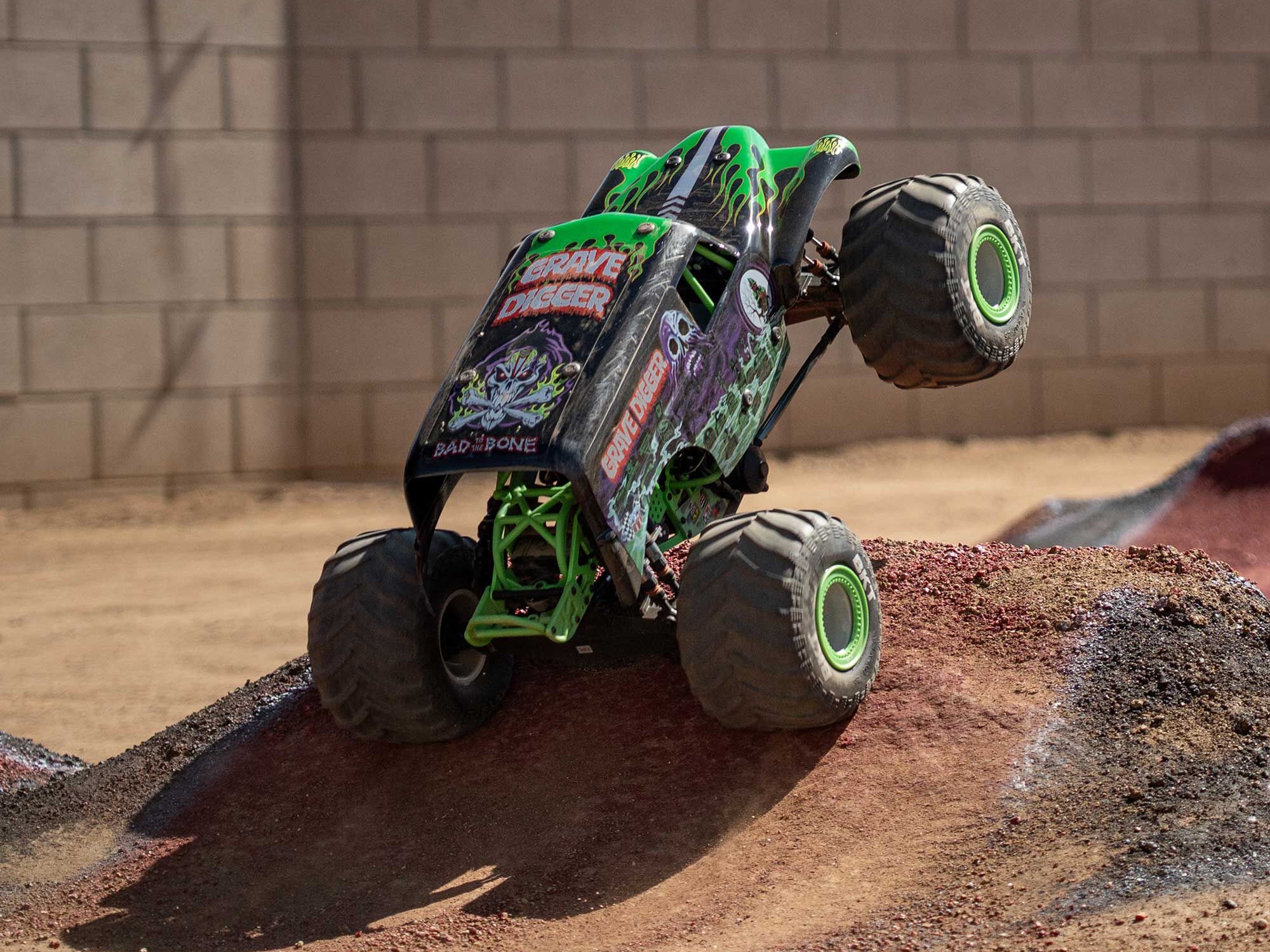 Losi 1/8 LMT 2.0 Grave Digger 4X4 Solid Axle Monster Truck RTR-17