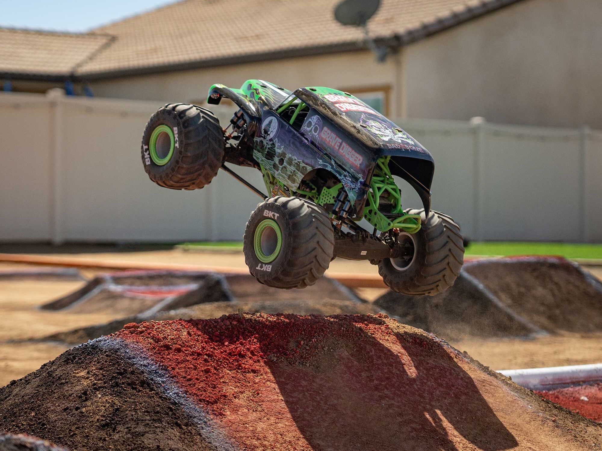Losi 1/8 LMT 2.0 Grave Digger 4X4 Solid Axle Monster Truck RTR-18