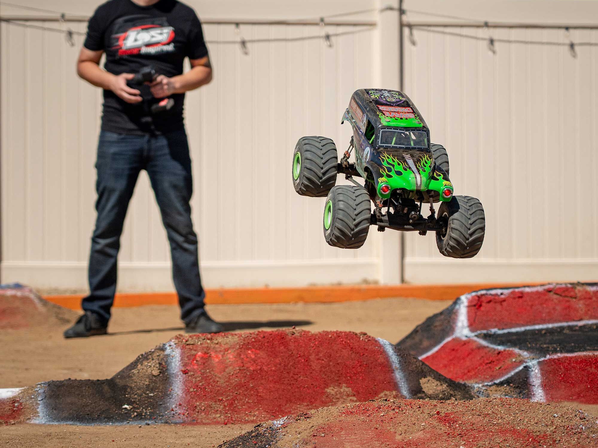 Losi 1/8 LMT 2.0 Grave Digger 4X4 Solid Axle Monster Truck RTR-19