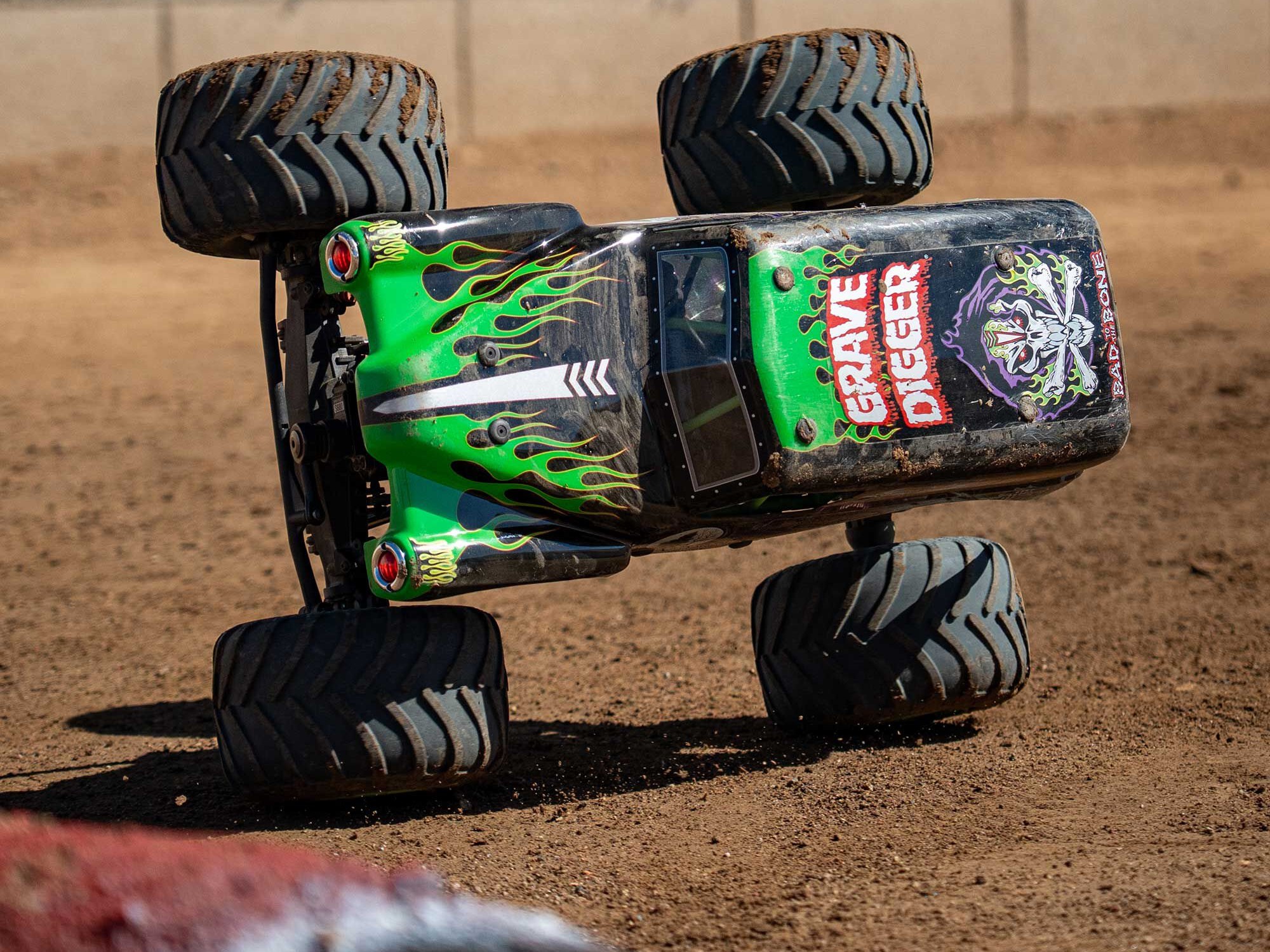Losi 1/8 LMT 2.0 Grave Digger 4X4 Solid Axle Monster Truck RTR-21