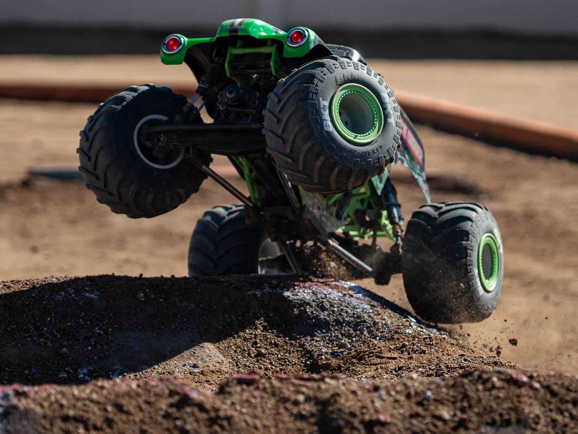 Losi 1/8 LMT 2.0 Grave Digger 4X4 Solid Axle Monster Truck RTR-23