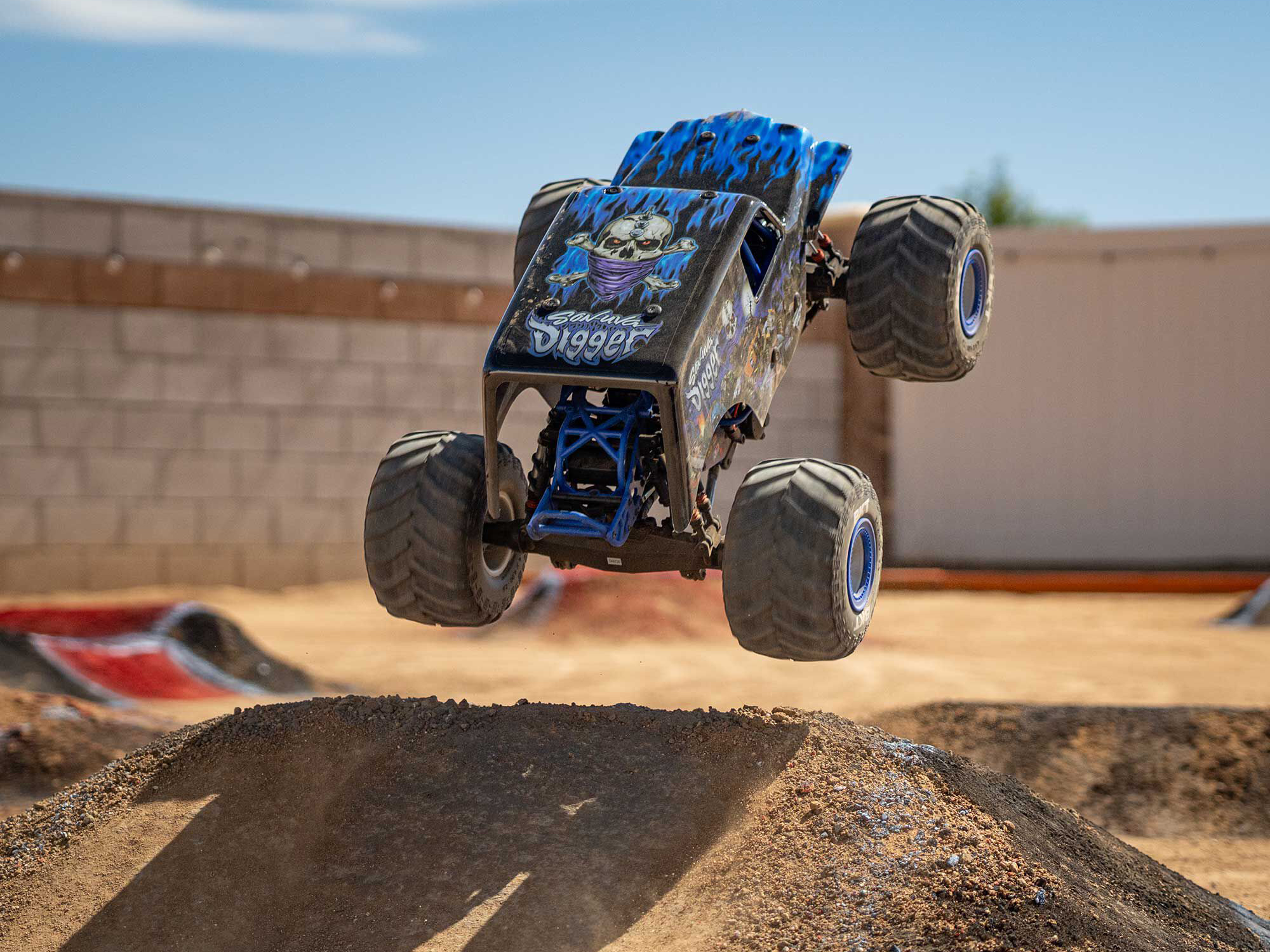 Losi 1/8 LMT 2.0 SonUva Digger 4X4 Solid Axle Monster Truck RTR-22