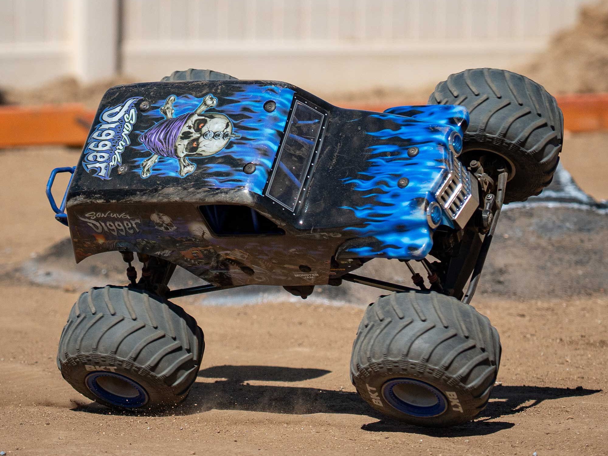 Losi 1/8 LMT 2.0 SonUva Digger 4X4 Solid Axle Monster Truck RTR-23