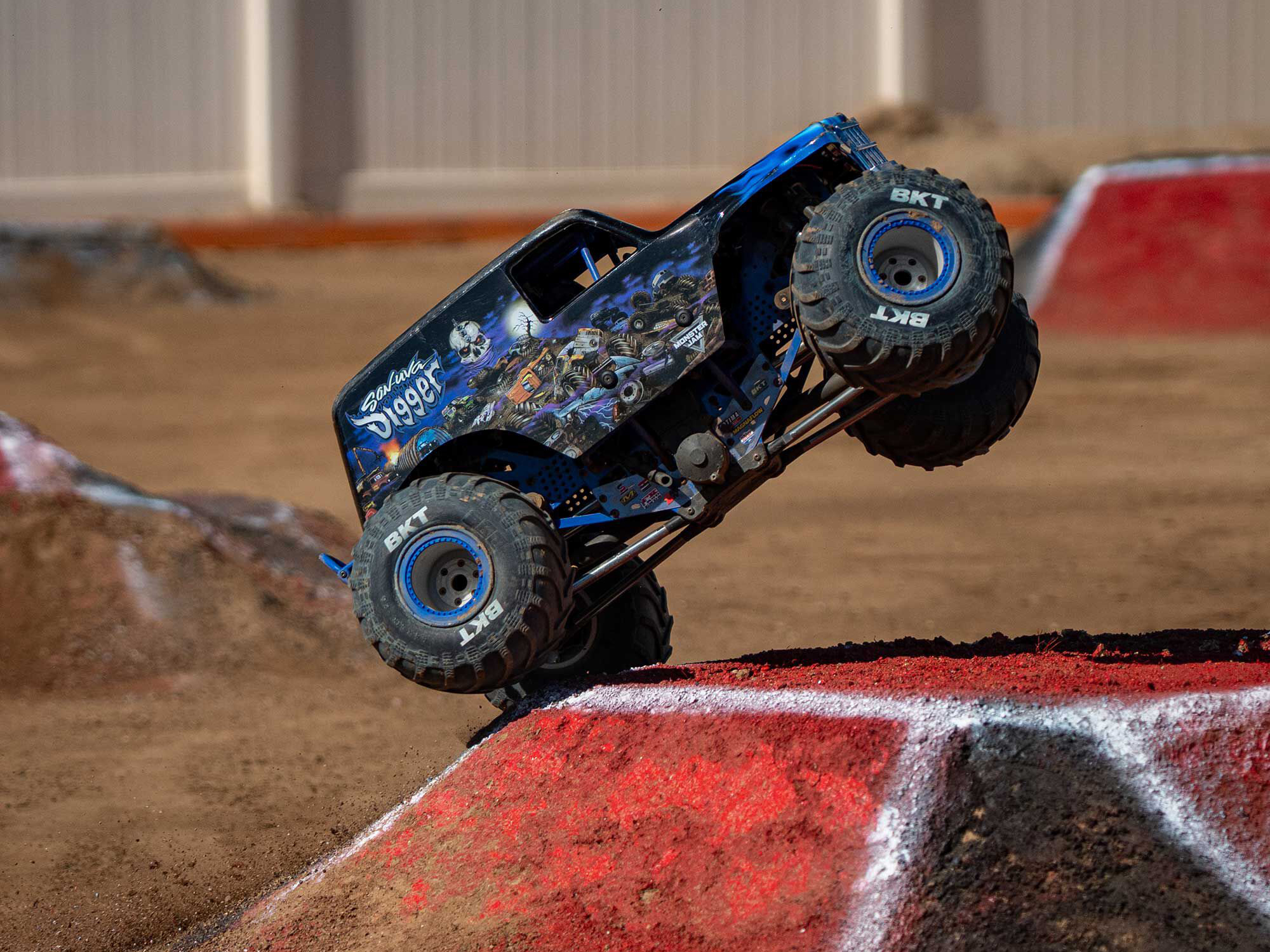 Losi 1/8 LMT 2.0 SonUva Digger 4X4 Solid Axle Monster Truck RTR-26